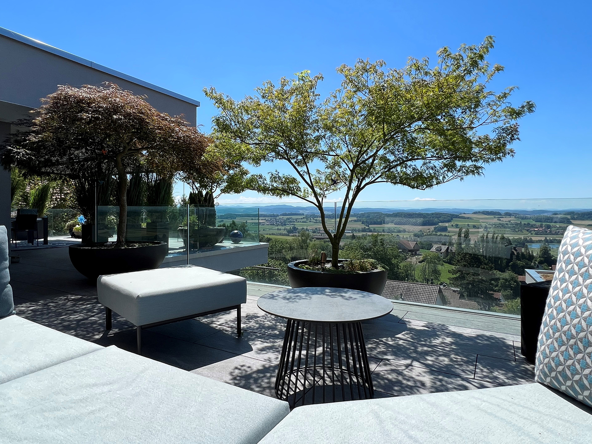 Terrassendesign - Sofa mit Weitblick - Aussicht mit Schattenbäumen