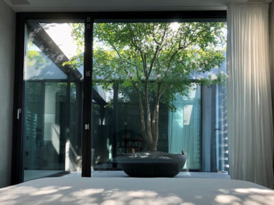 Atrium - Terrassendesign mit grosser Eternitschale Bonsai mit Acer palmatum