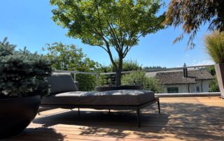 Outdoorsofa Gloster Grid - Loungemöbel Terrasse mit Schattenbaum