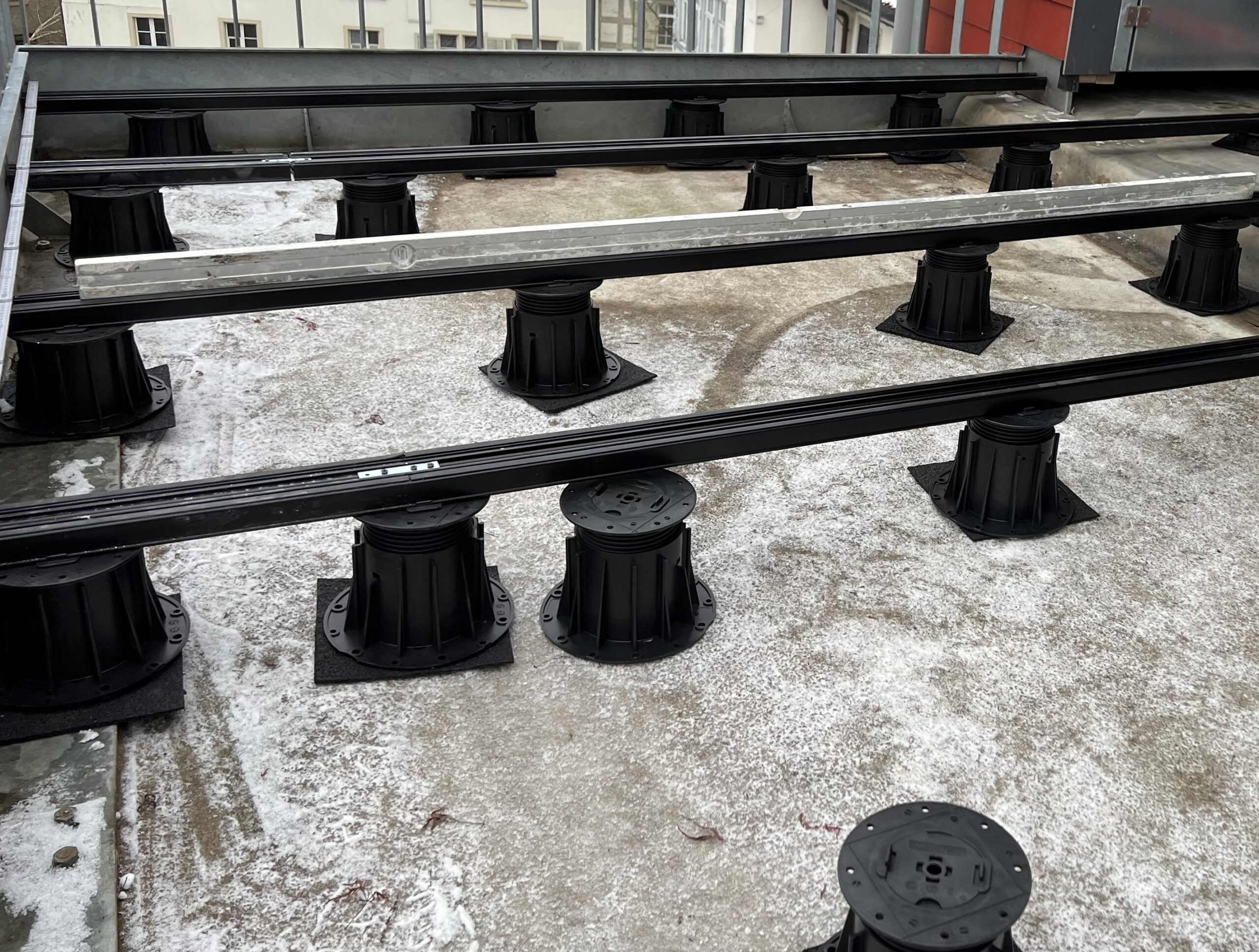 Feinsteinzeug - Verlegung auf Stelzlagern mit Alurost