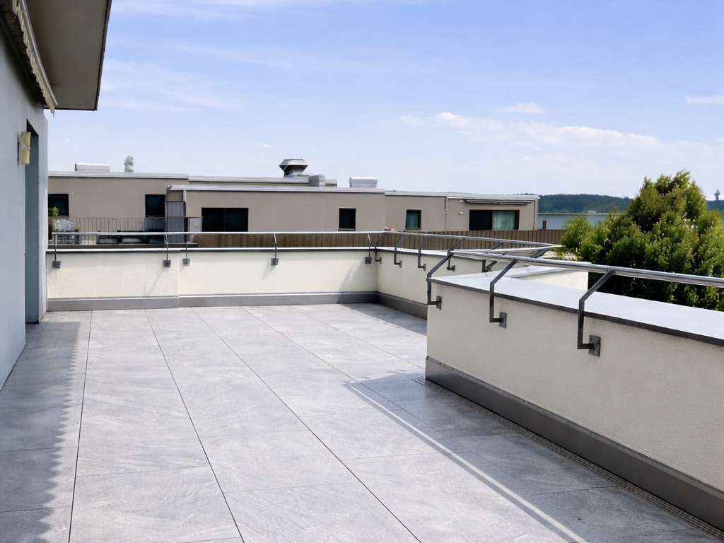 Terrasse mit grossflächigen Bodenplatten - wirkt grosszügig - Bild nach Renovierung