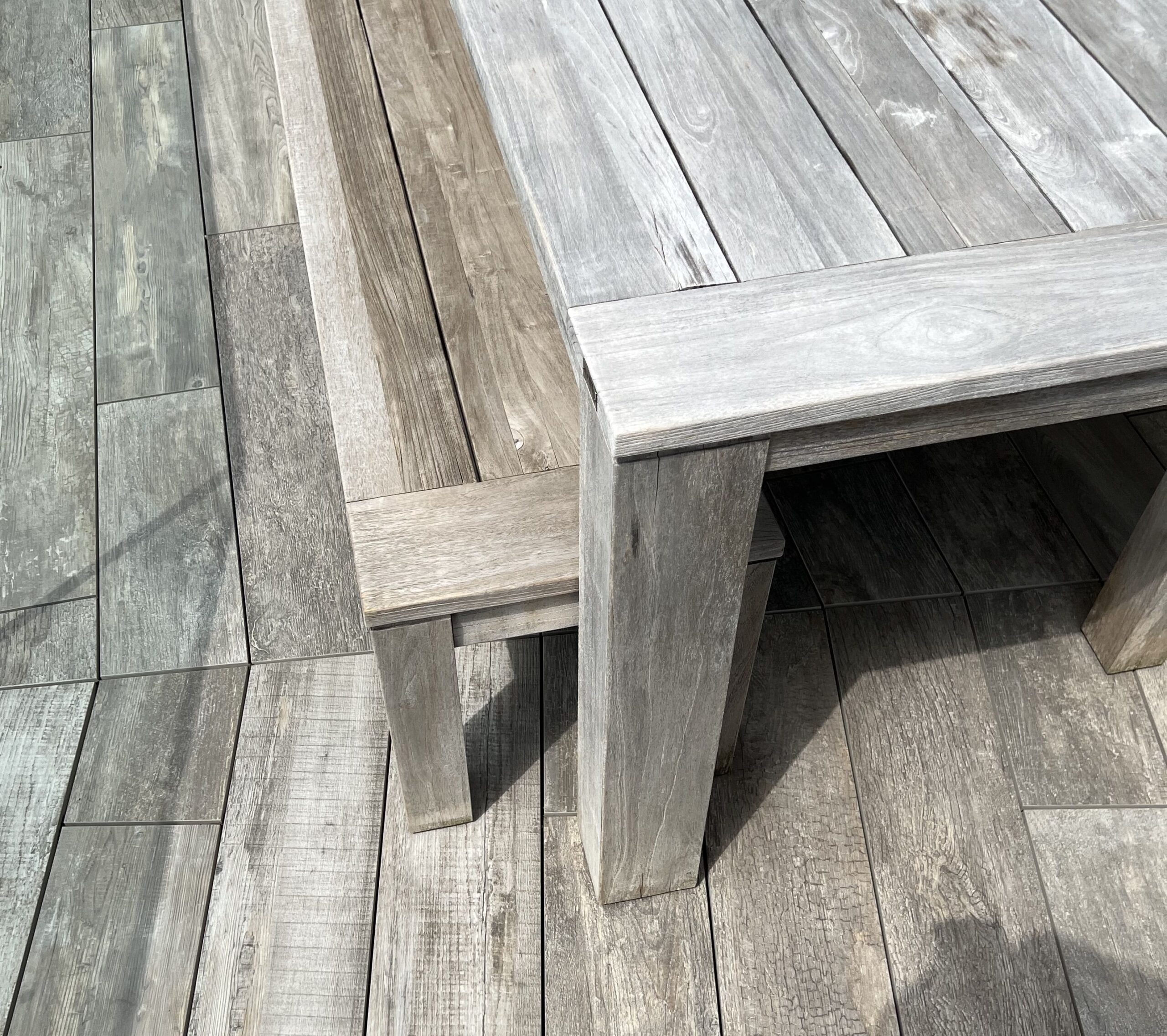 Tisch und Bank aus echtem Holz und Boden aus Feinsteinzeug Holzimitat