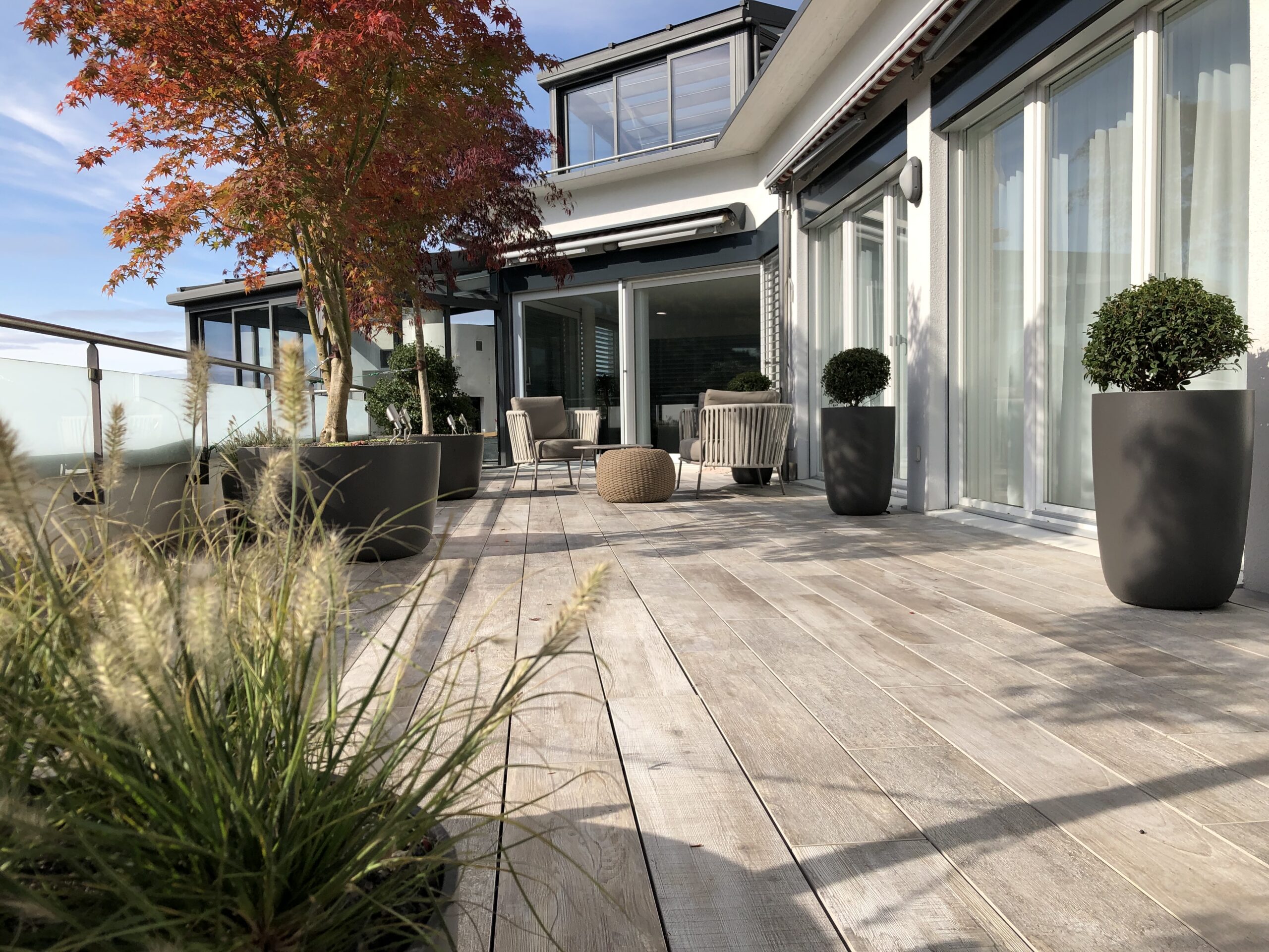 Hochwertige Feinsteinzeugböden in Holzoptik sind von echtem Holz kaum zu unterscheiden